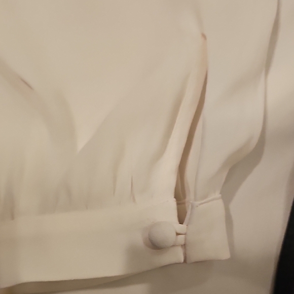 Elegant Cream Blouse with Lace Detail - Picture 3 of 8